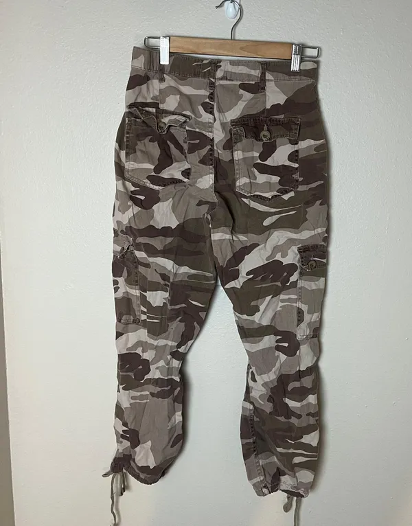 Urban Outfitters cropped camo cargo pants brown - Image 6