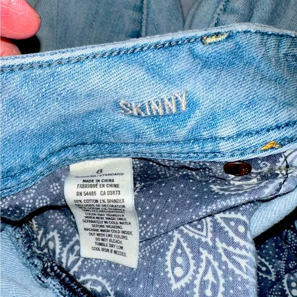 American Eagle • Destroyed Light Wash Skinny Jeans • Size 8 - Image 4