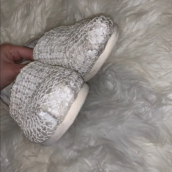 MOVING SALE’ White Lace Toms - Image 4