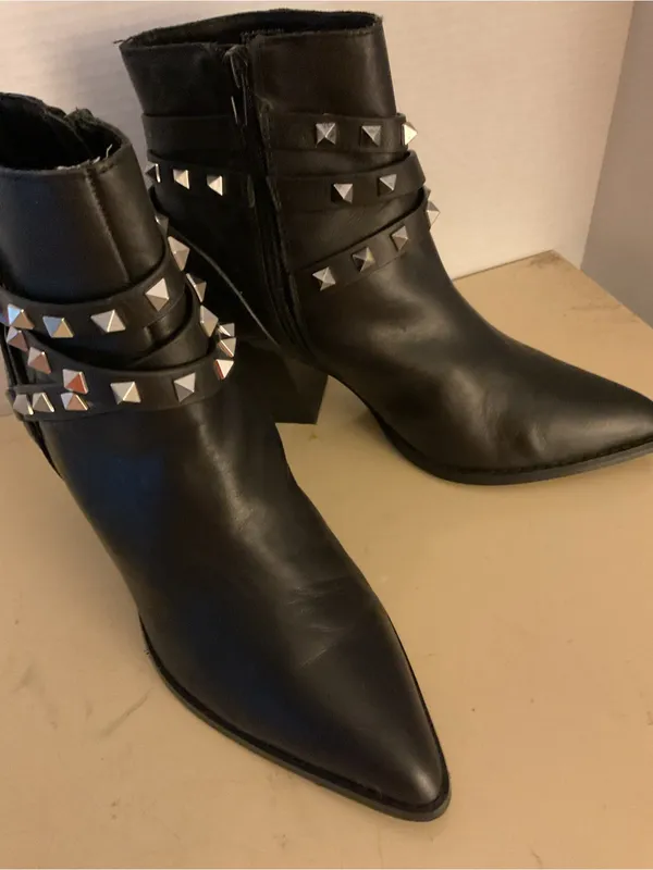 Steve Madden women black leather stud biker.Cala biker heel boots US 8.5 - Image 10