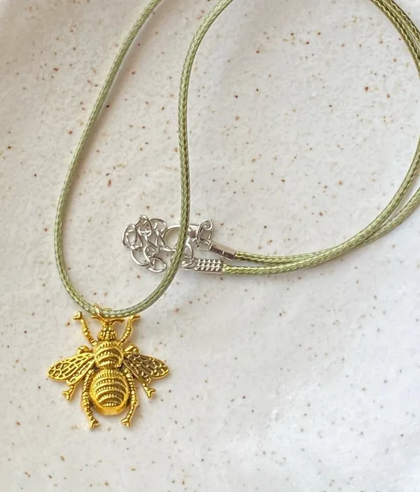 Handmade gold tone bee boho funky vintage antique style simple necklace🐝🧡 - Image 5