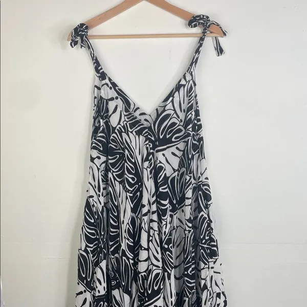 Black & White Leaf Print Tie-Strap jumpsuit with pockets size XL - Image 4