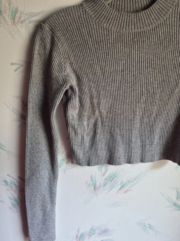 Brandy Melville Gray cropped Sweater - Image 3