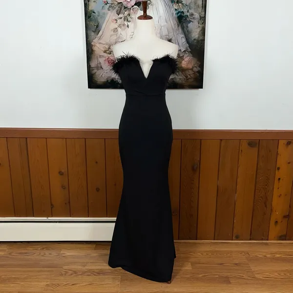 Elegant Lulu’s Extraordinary Glam Feather Trim Evening/Prom Gown! - Image 2