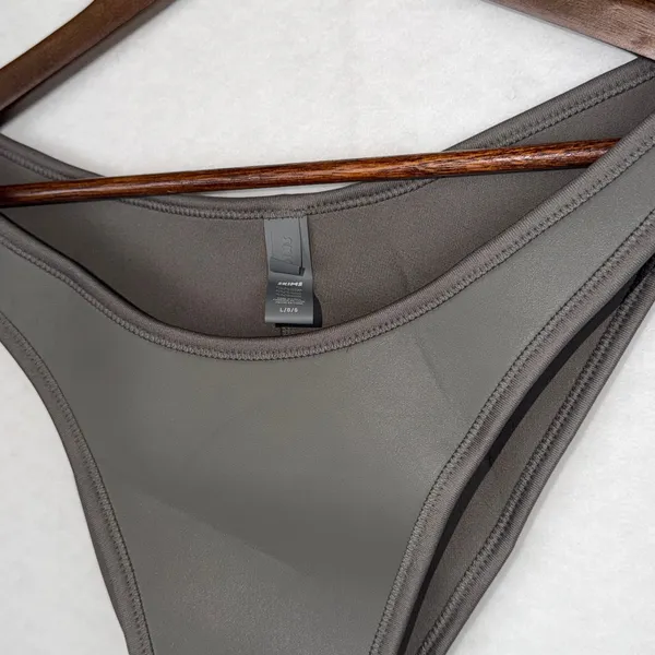SKIMS Rubberized Scuba Swim Tanga Bikini Bottom Large Grey Chalk Cheeky NWOT - Image 2
