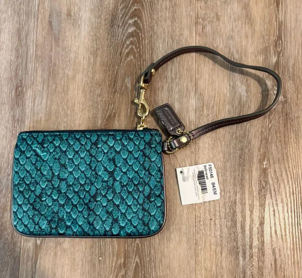 Emerald Snake Wristlet - Image 2