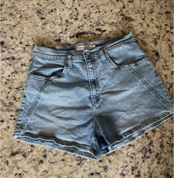 Levi’s Signature Vintage High Rise Shorts - Image 4