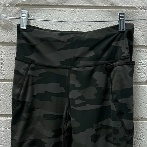 Sweaty Betty Power 7/8 Length leggings in a green camo print size S - Image 5