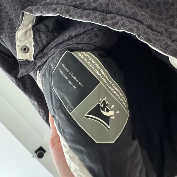 Columbia snow jacket - Image 3