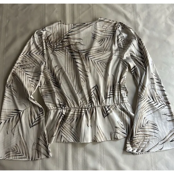 White House | Black Market Satin Feel Peplum Blouse Palm Print Bell Sleeve Boho Coastal Ivory Size M - Image 7
