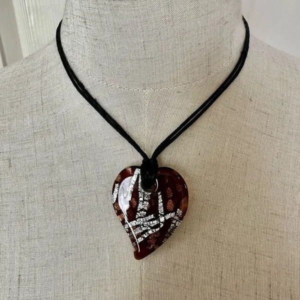 Brown glass heart pendant necklace on cord - Image 2