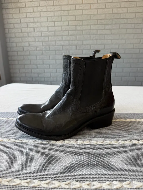 Frye Ankle Chelsea Boots Women’s Size 6 Black Leather - Image 3