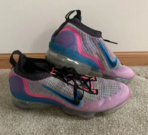 Nike Women’s  Air Vapormaxes 2022 - Image 2