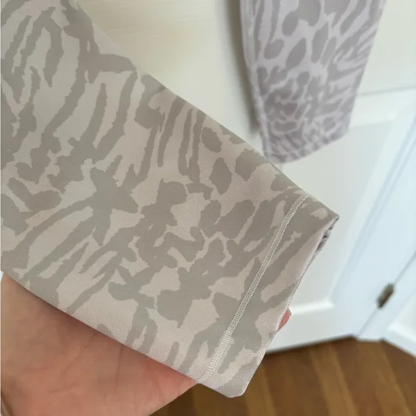 Good American leopard print white and silver leggings - Image 5