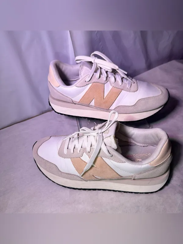 New Balance low-profile sneaker in white and beige - Image 3