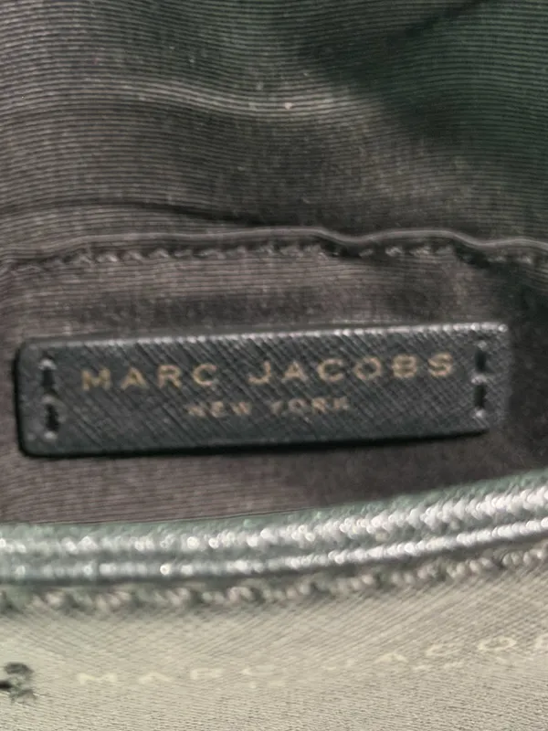 Marc Jacob’s Black crossbody bag with gold hardware - Image 5