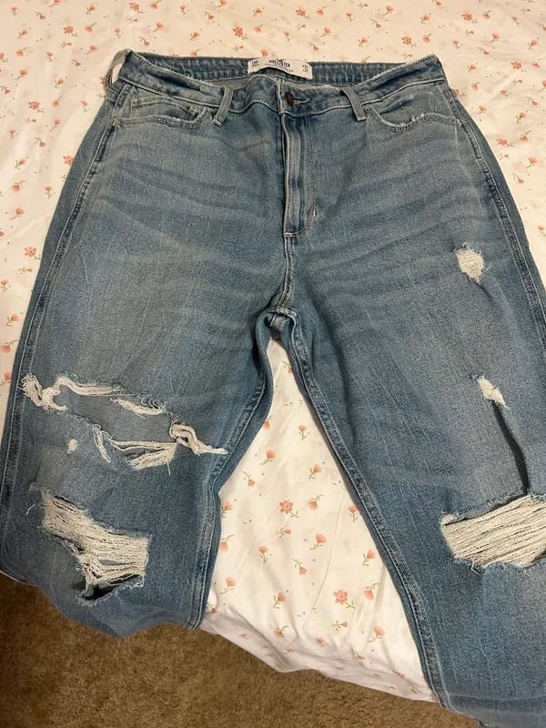 Hollister Curvy High Rise Mom Jean - Image 3