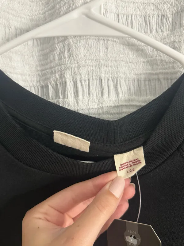 Levi’s Crewneck Sweatshirt - Image 5
