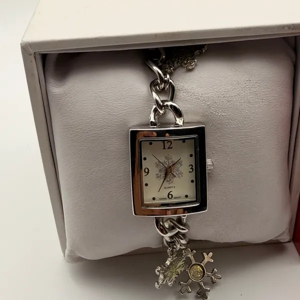 Elegant Snowflake Silver Tone Watch - New Battery & Box - Image 4