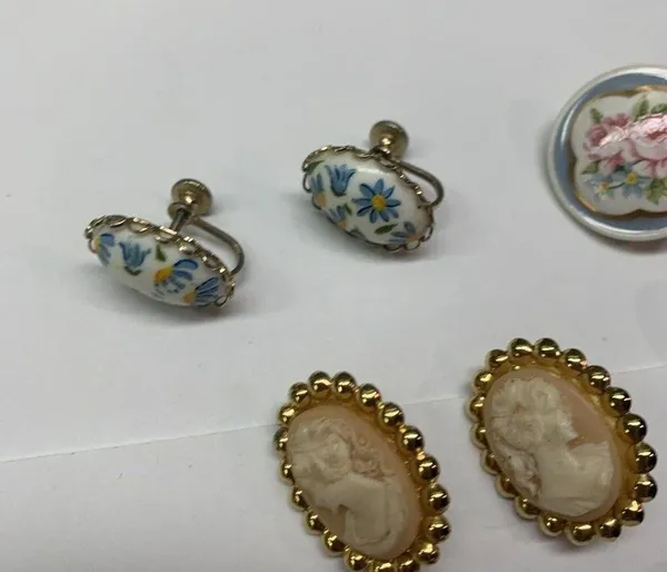 Lot Of 4 Pretty Vintage - Modern Clip On Screw On Costume Earrings - Image 11