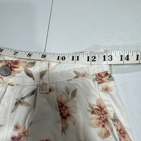 American Eagle Mom Short Womens 4 High Waist Cuffed Pleated Off White Floral - Image 8