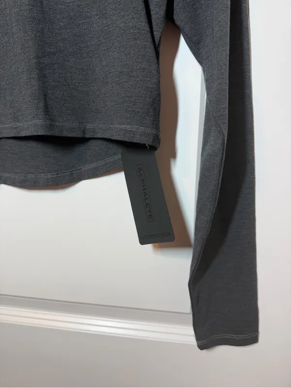 Alphalete Stratus Long Sleeve Crop Top in Charcoal Grey - Image 3