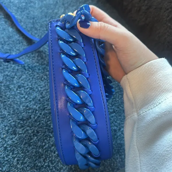 Blue purse with blue chain detailing - Image 4