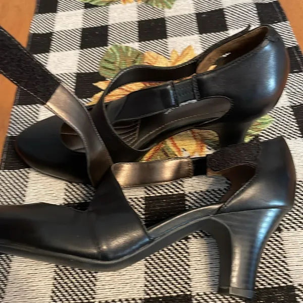 Easy Spirit Easy stride heels with Velcro closure - Image 4