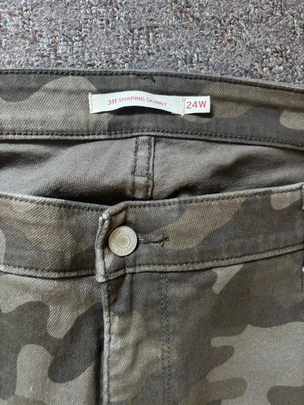 Levi’s’ 311 Shaping Skinny Camo pants woman’s size 24 EUC - Image 3
