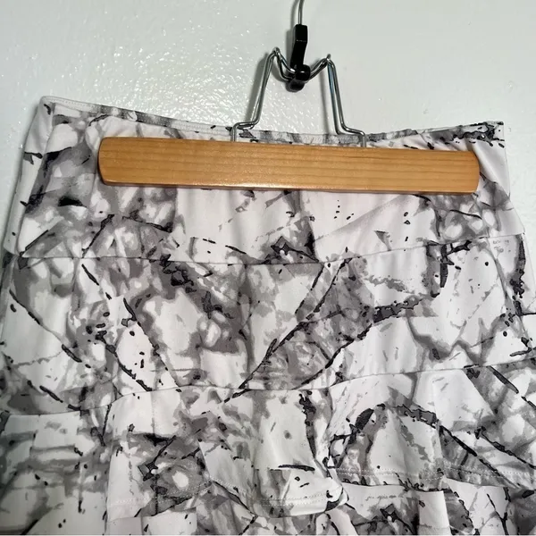 Tail Women's Size XS Athletic Tennis Skort White Black Gray Geometric Splatter - Image 2