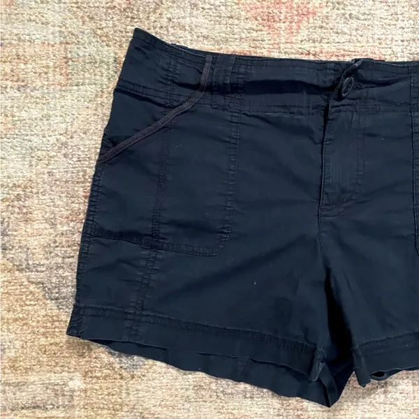 Old Navy Mid-Rise Shorts in Navy - Image 2