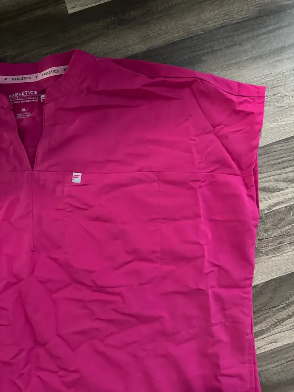 Fabletics Scrub Top Evolve - Image 3