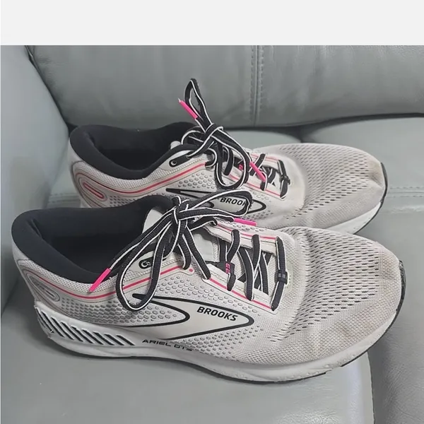 Brooks Women's White and Pink Athletic Running Shoes - Image 3