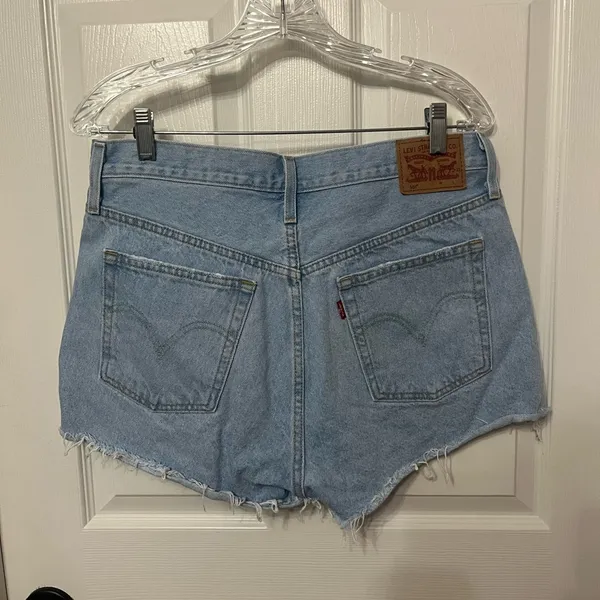 Levi’s 501 distressed light wash Jean shorts denim size 31‎ - Image 4