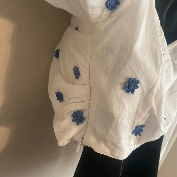 Farm Rio Blue Flowers Crop Top Womens Sz Small Long Sleeve Embroidered Cotton - Image 4