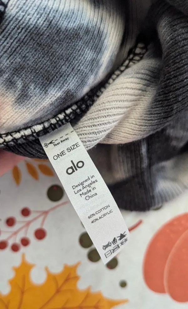 ALO tie dye grey and white beanie - Image 4