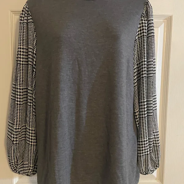 Ann Taylor Gray Knit Top with houndstooth Lantern‎ Sleeves - Image 2