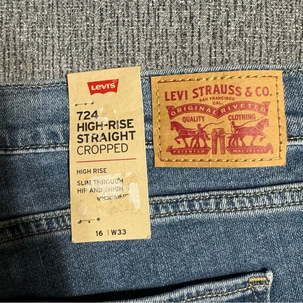 Levi’s 724 High Rise Straight Cropped Jeans - Image 9