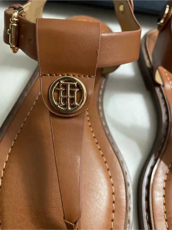Tommy Hilfiger NIB Bennia Flat Thong Brown T-Strap Logo Sandals Shoes Size 6.5 - Image 9