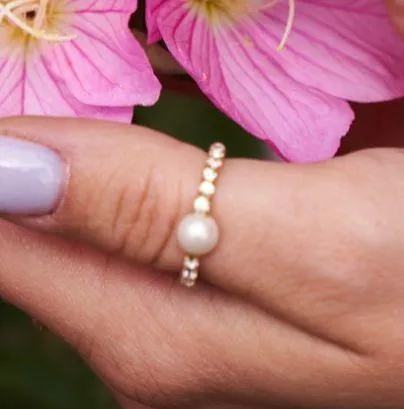 Boutique Rhinestone Pearl Detail Gold Band Stretchy Ring - Image 3