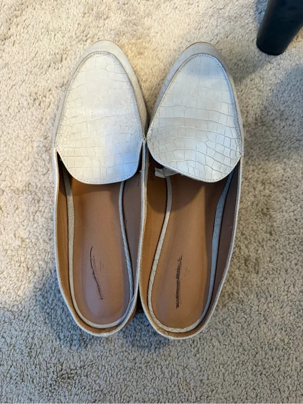 Universal Threads Cream Croc-Embossed Slip-On Loafers - Image 3