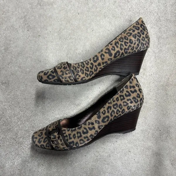 Sofft Womens Leopard Animal Print Closed Toe Wedges Buckle Detailed Size 7M - Image 3