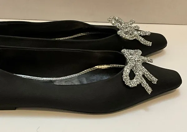 design Lanie Embellished Bow Ballets Shoes In Black - Image 3