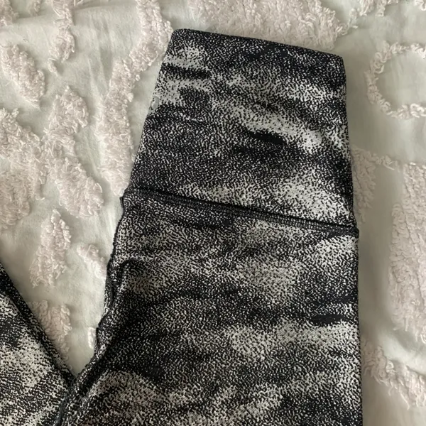 Lululemon Women’s 2 Wunder Under High-Rise Tight 28" Misted Jacquard Black White - Image 3
