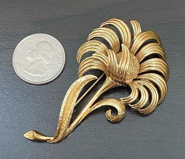 Vintage Signed MONET Brushed Gold-tone Flower Brooch - Image 5