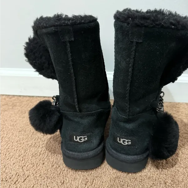 UGG Women’s Classic Short Charm‎ Boots Size 8 Excellent! Black - Image 3