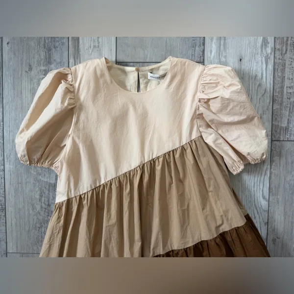 NWT- English Factor Neutral Quiet Luxury Colorblock Puff Sleeve Dress size small - Image 3