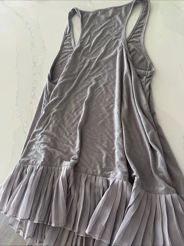 Umgee light gray racerback pleated hem tank top size medium‎ - Image 4