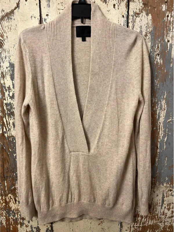 Intermix Women's minimalist preppy sweater, size medium, Cozy Cashmere Wool - Image 2