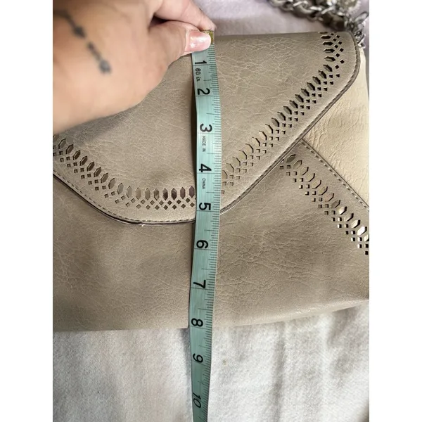 Jessica Simpson Tan/Silver Crossbody Clutch‎ Chain/Strap Purse Tassel Logo - Image 7